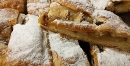Шарлотка из слоёного теста