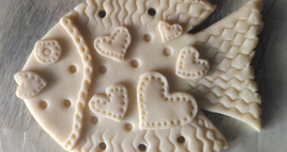 Рыбка -подвеска с сердечками из соленого теста