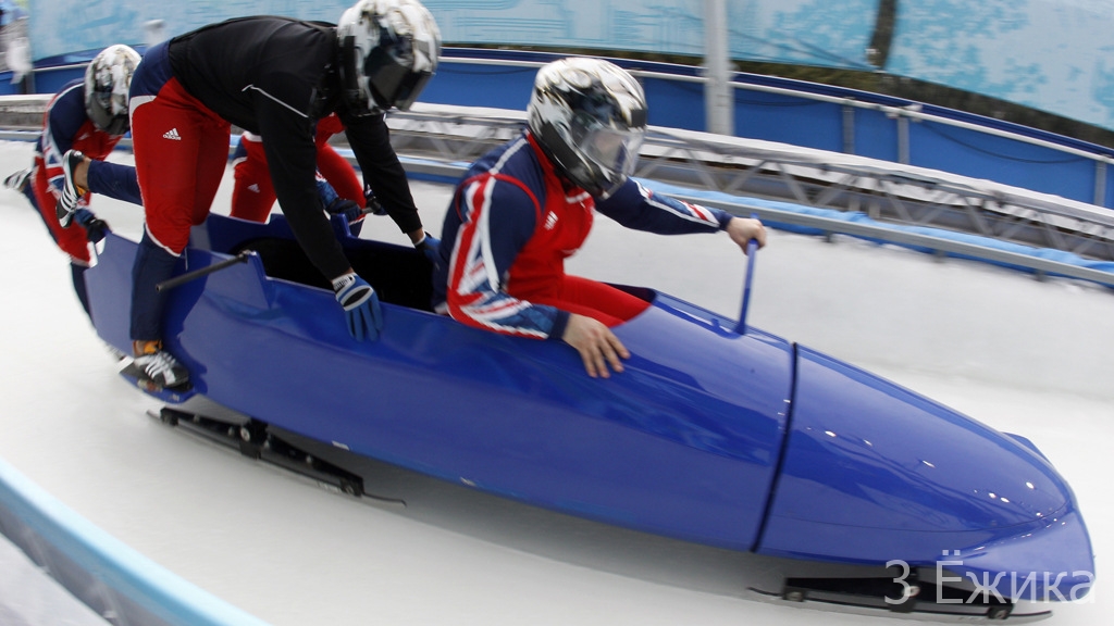 Britain's four-man bobsleigh team, piloted by John Jackson, starts a training heat at the Vancouver 2010 Winter Olympics in Whistler, British Columbia, February 25, 2010.     REUTERS/Tony Gentile (CANADA) - RTR2AWSL