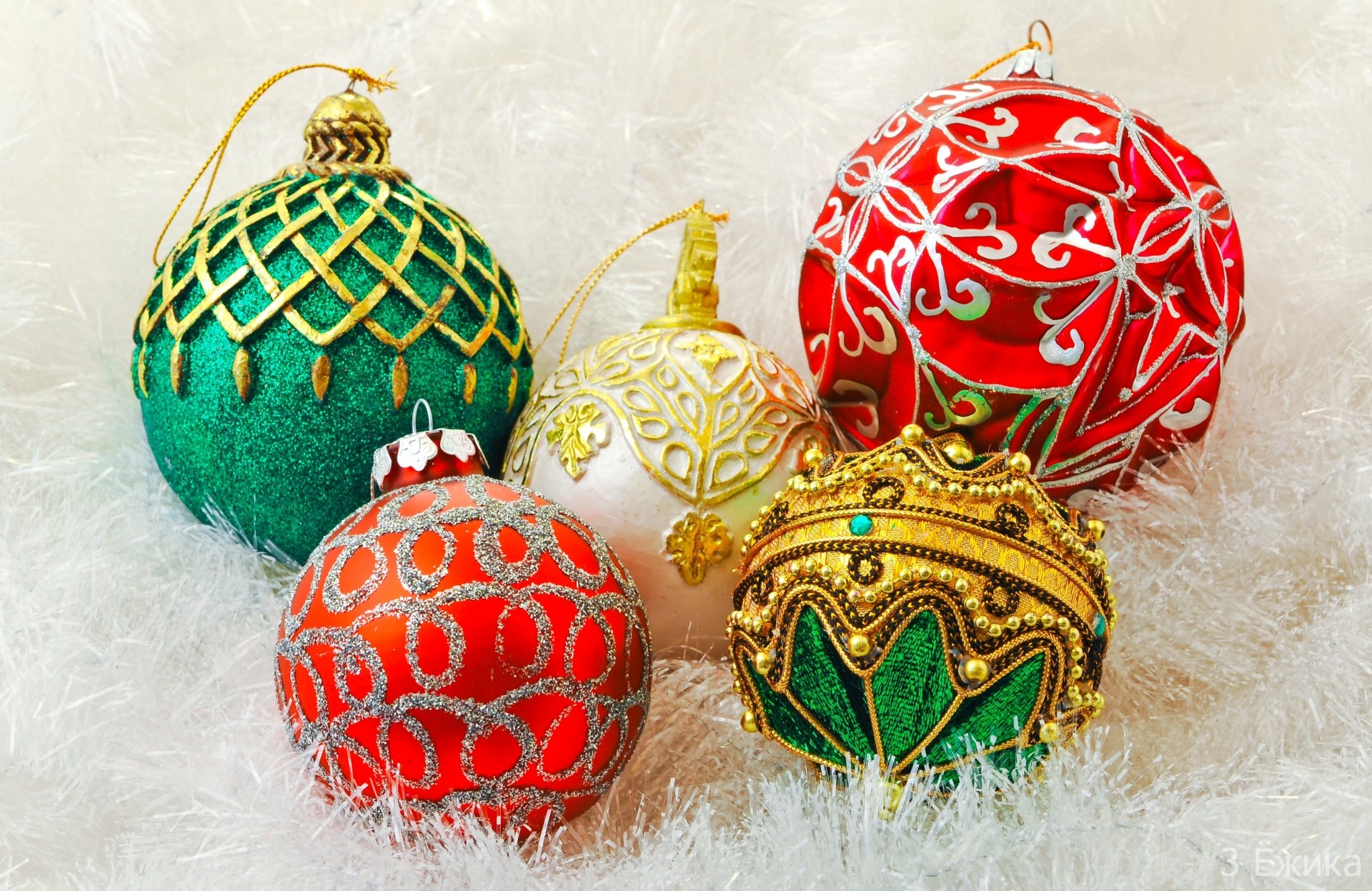 shary-krasnye-belye-zolotye-zelenye-igrushki-ukrasheniya-elochnye-dekoracii-prazdnik-novyj-god-new-year-christmas-rozhdestvo